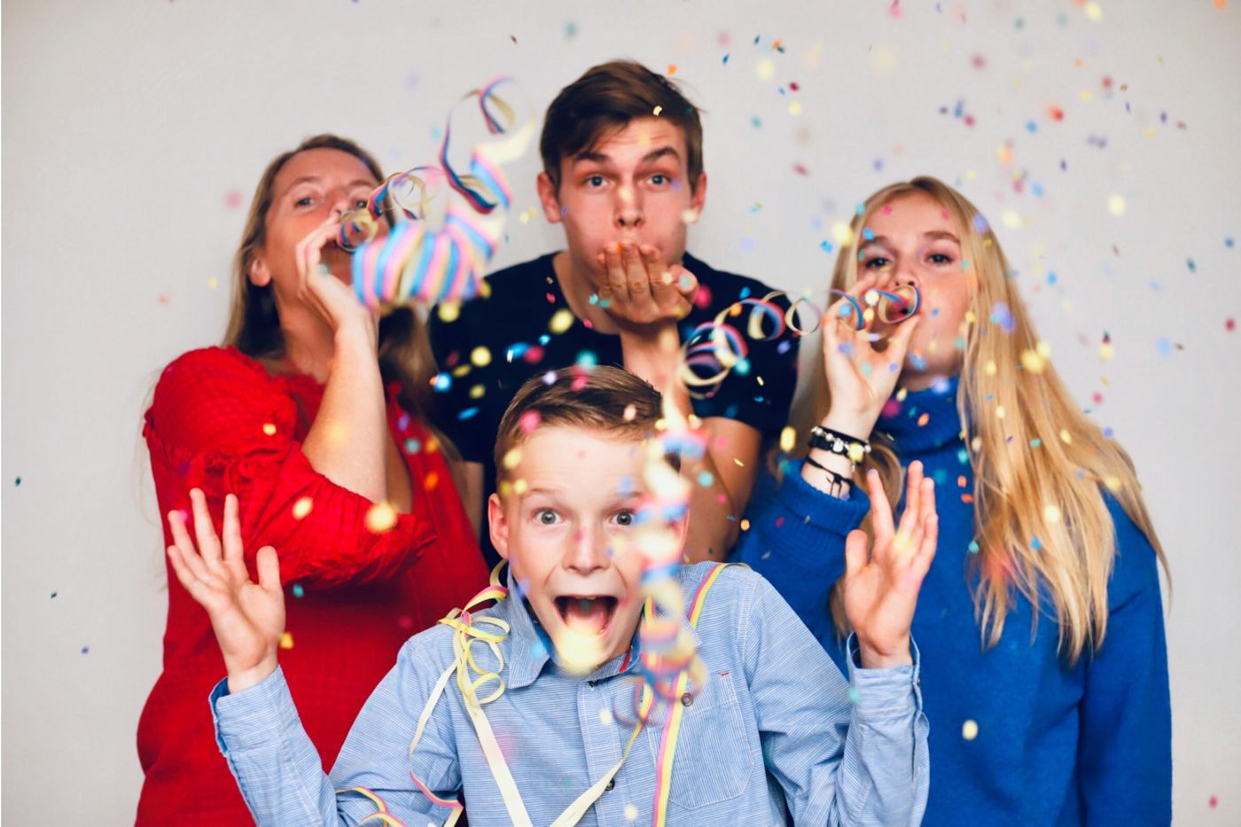 Famille sous les confettis au photobooth