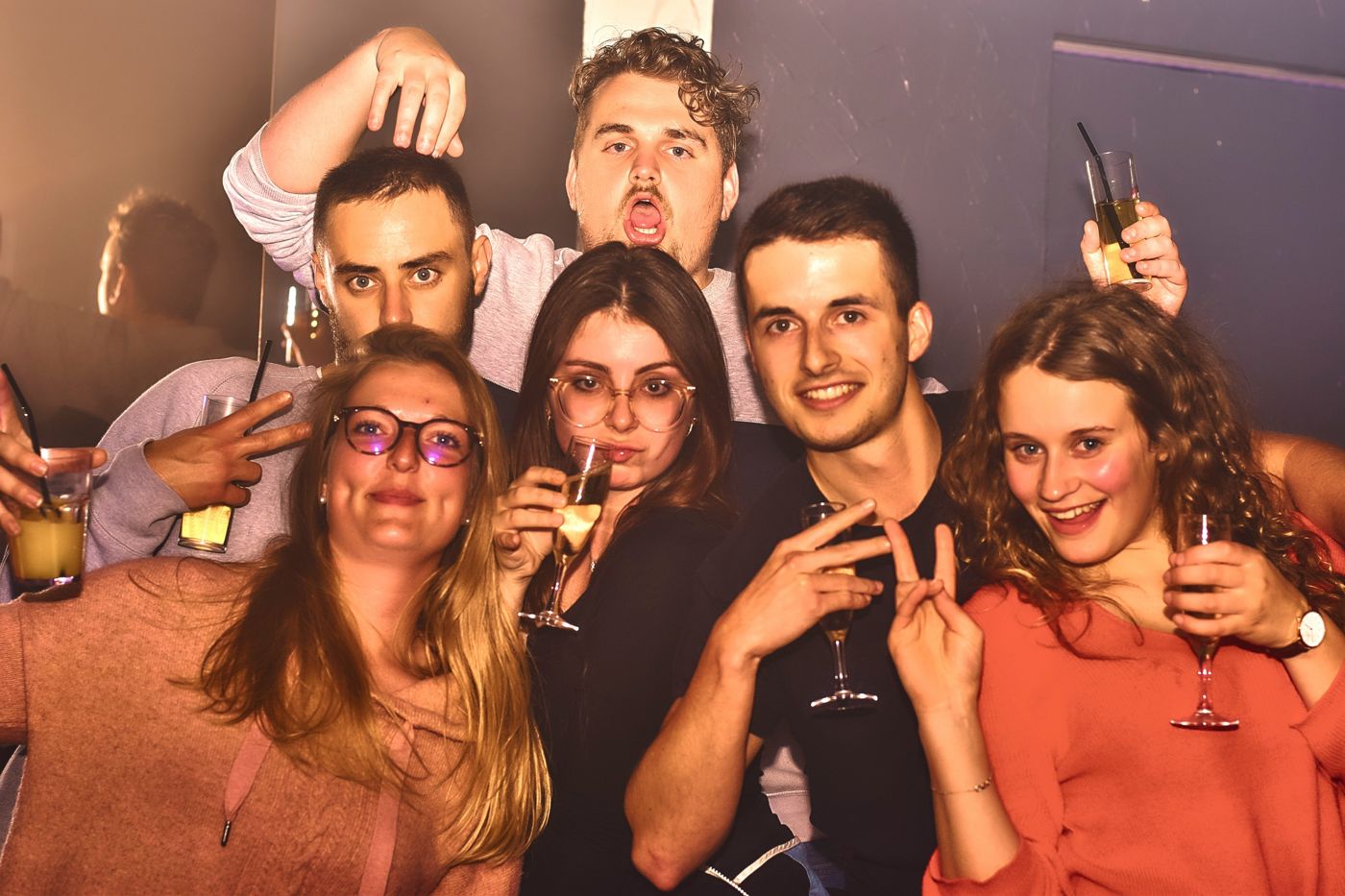 Groupe d’amis en soirée